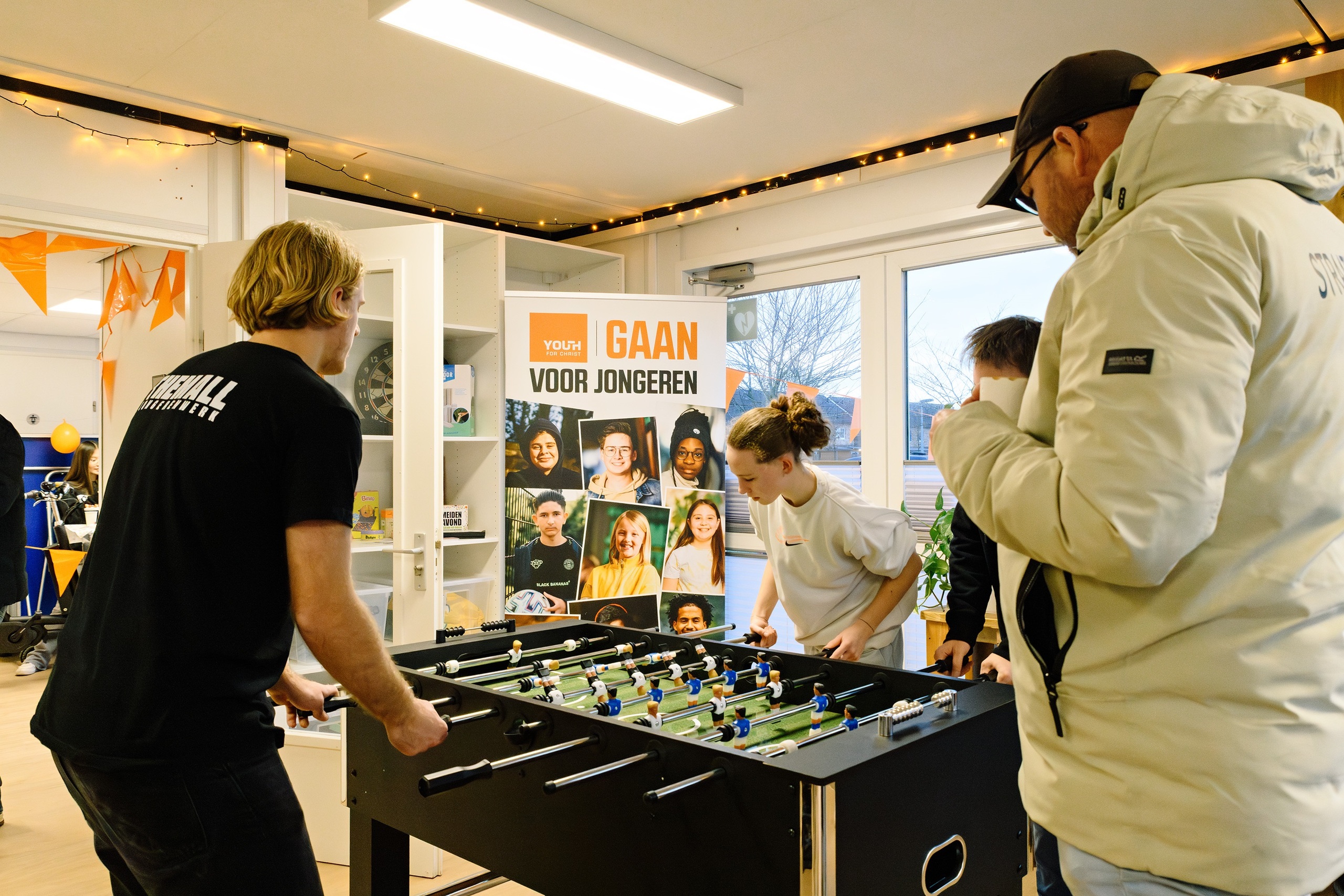 Drie jongeren zijn aan het voetbalbakken