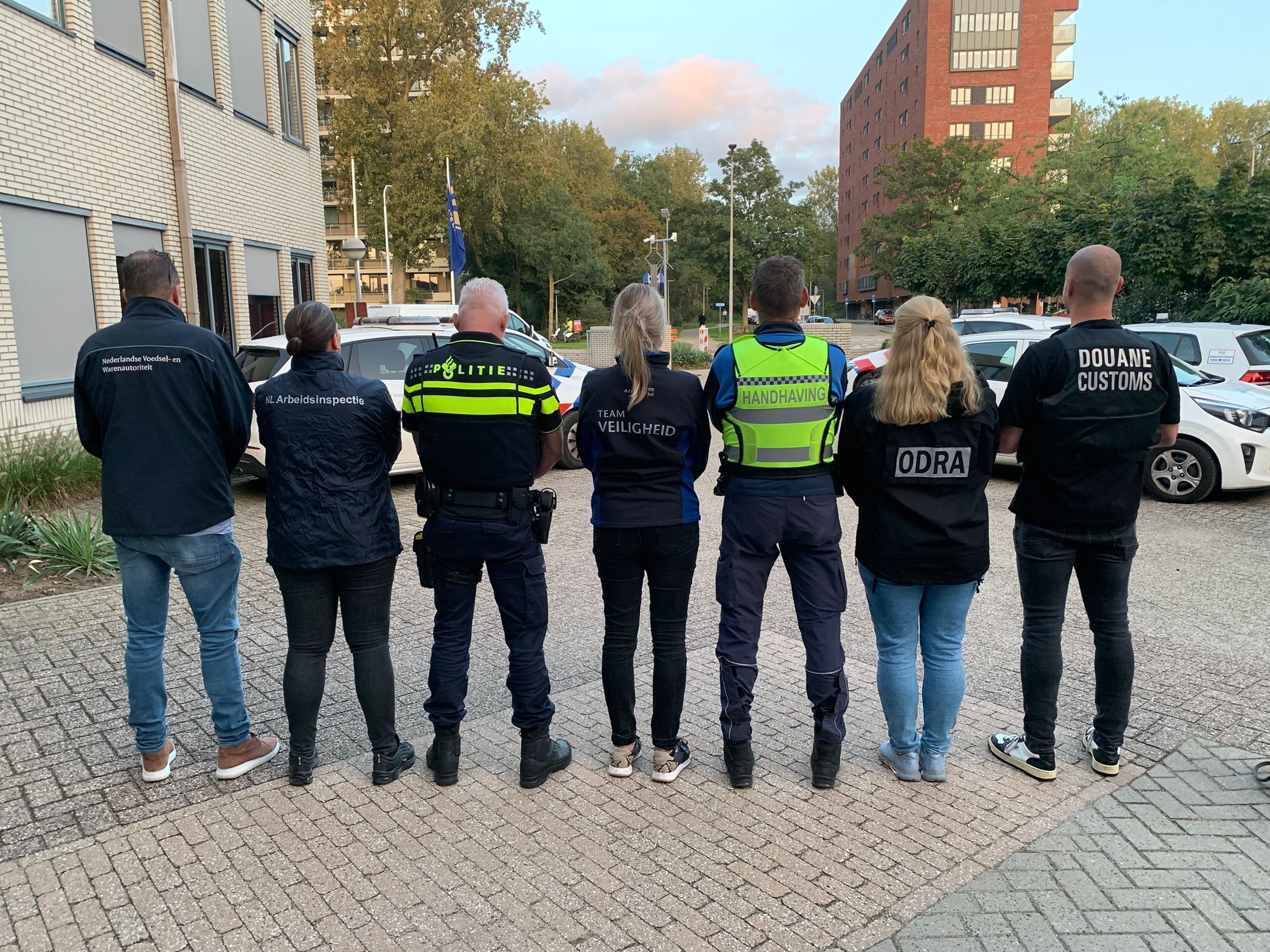 Verschillende organisaties voeren samen controle op veiligheid in de stad uit: handhaving, de politie, de douane, de NVWA (Nederlandse Voedsel- en Warenautoriteit), het UWV, de Nederlandse Arbeidsinspectie en de Omgevingsdienst Odra