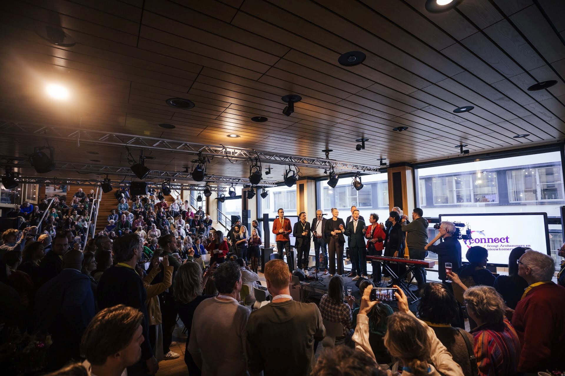 lancering Connect in Rozet podium met publiek