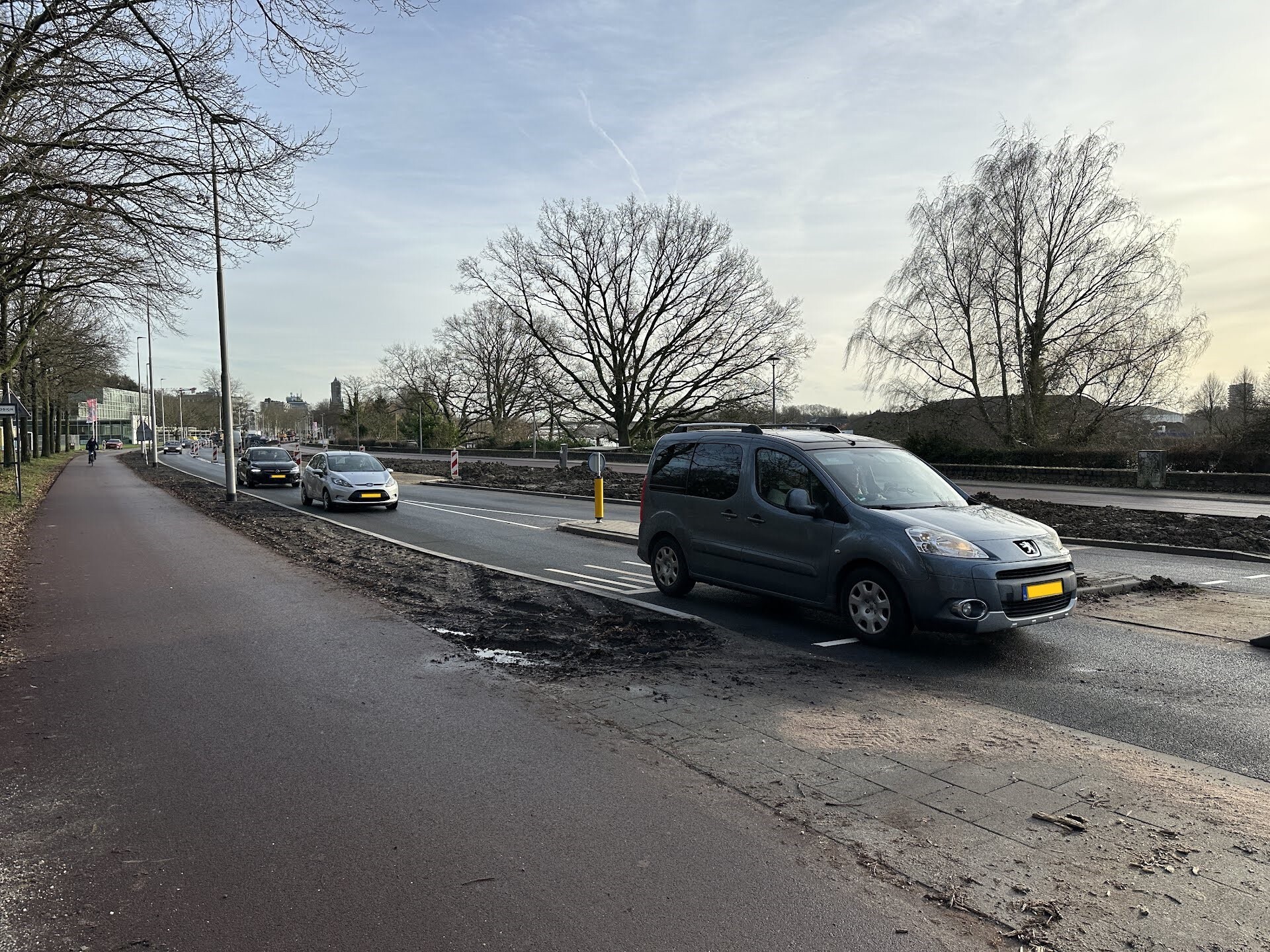 Auto's rijden over de vergroende en geasfalteerde weg Onderlangs