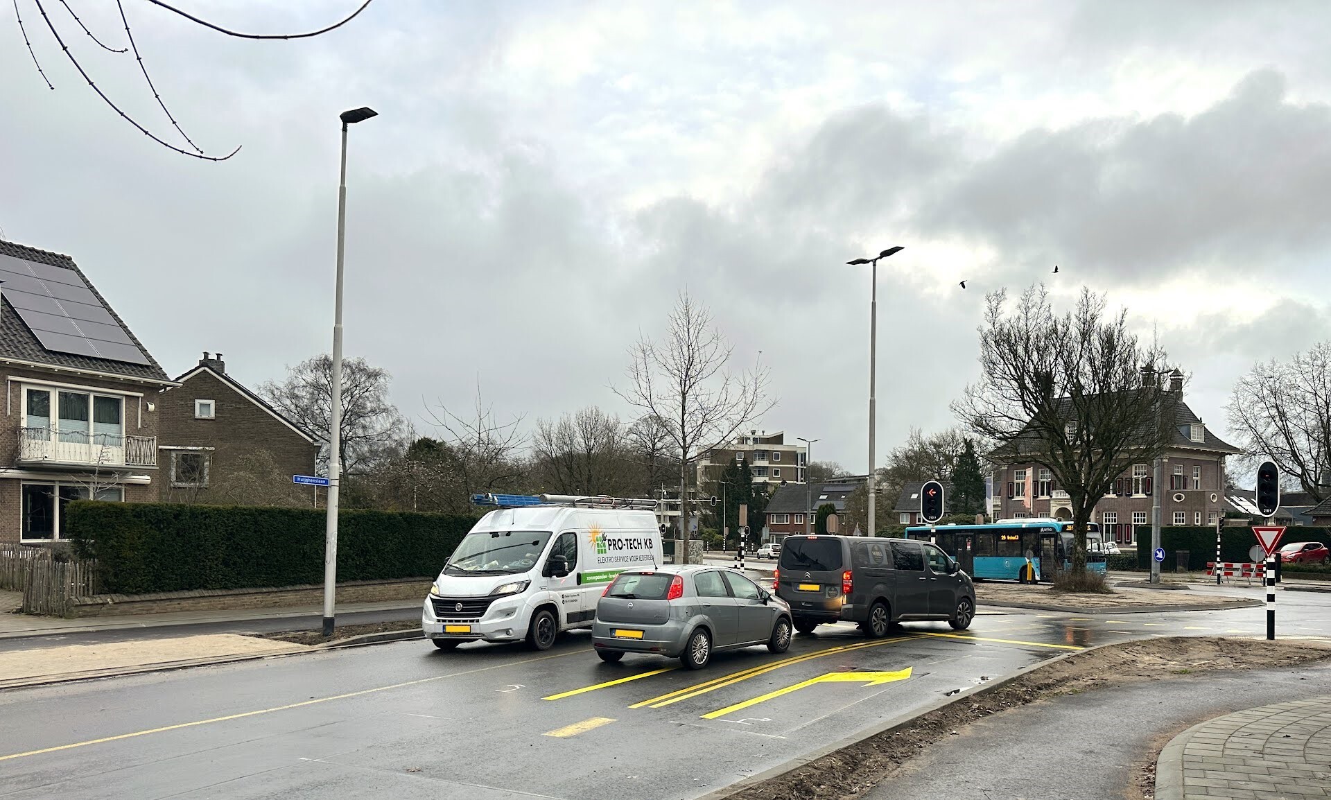 Verkeer rijdt over het kruispunt Velperweg-Huijgenslaan-Oude Velperweg