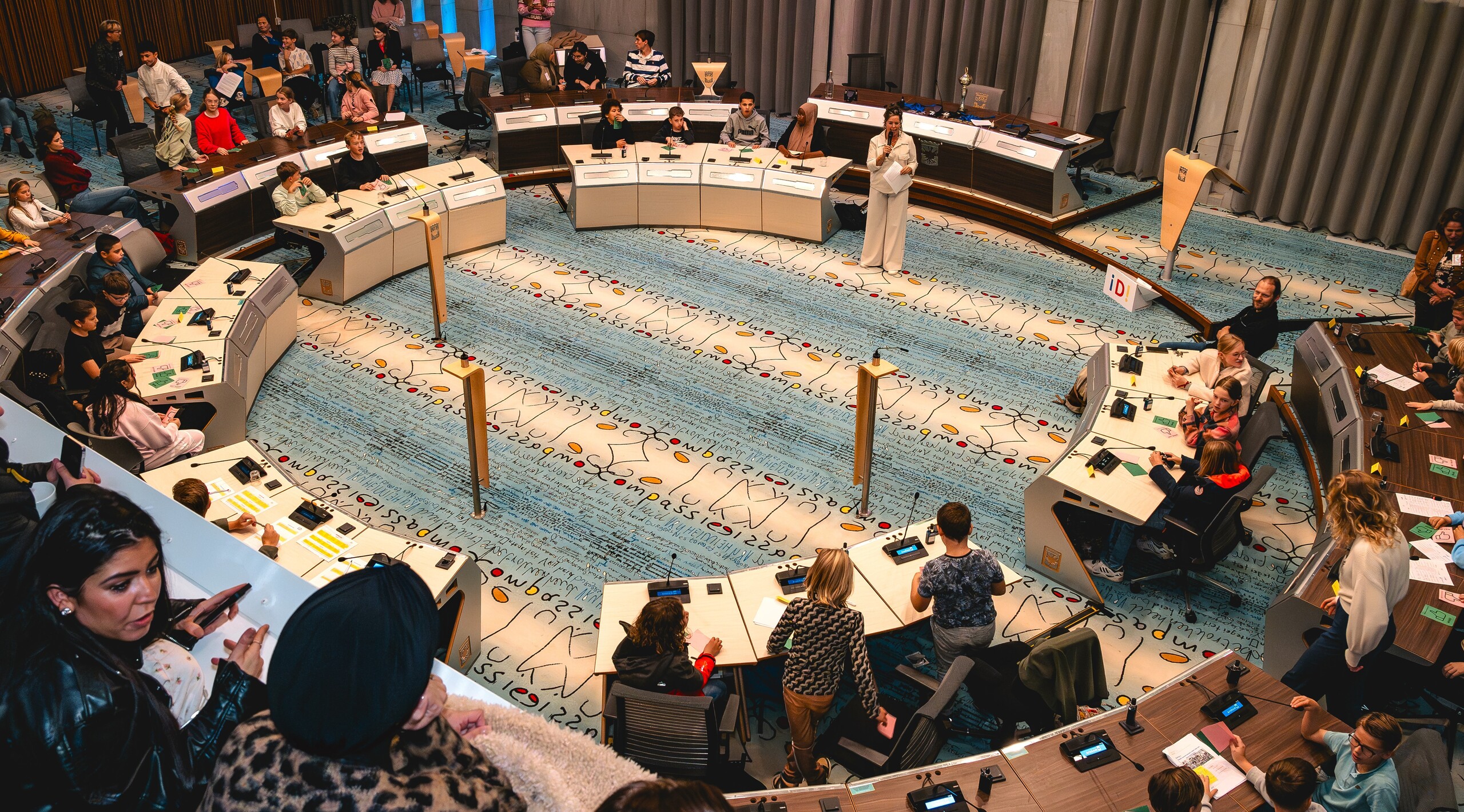 Debat scholieren vanaf publieke tribune in de raadzaal