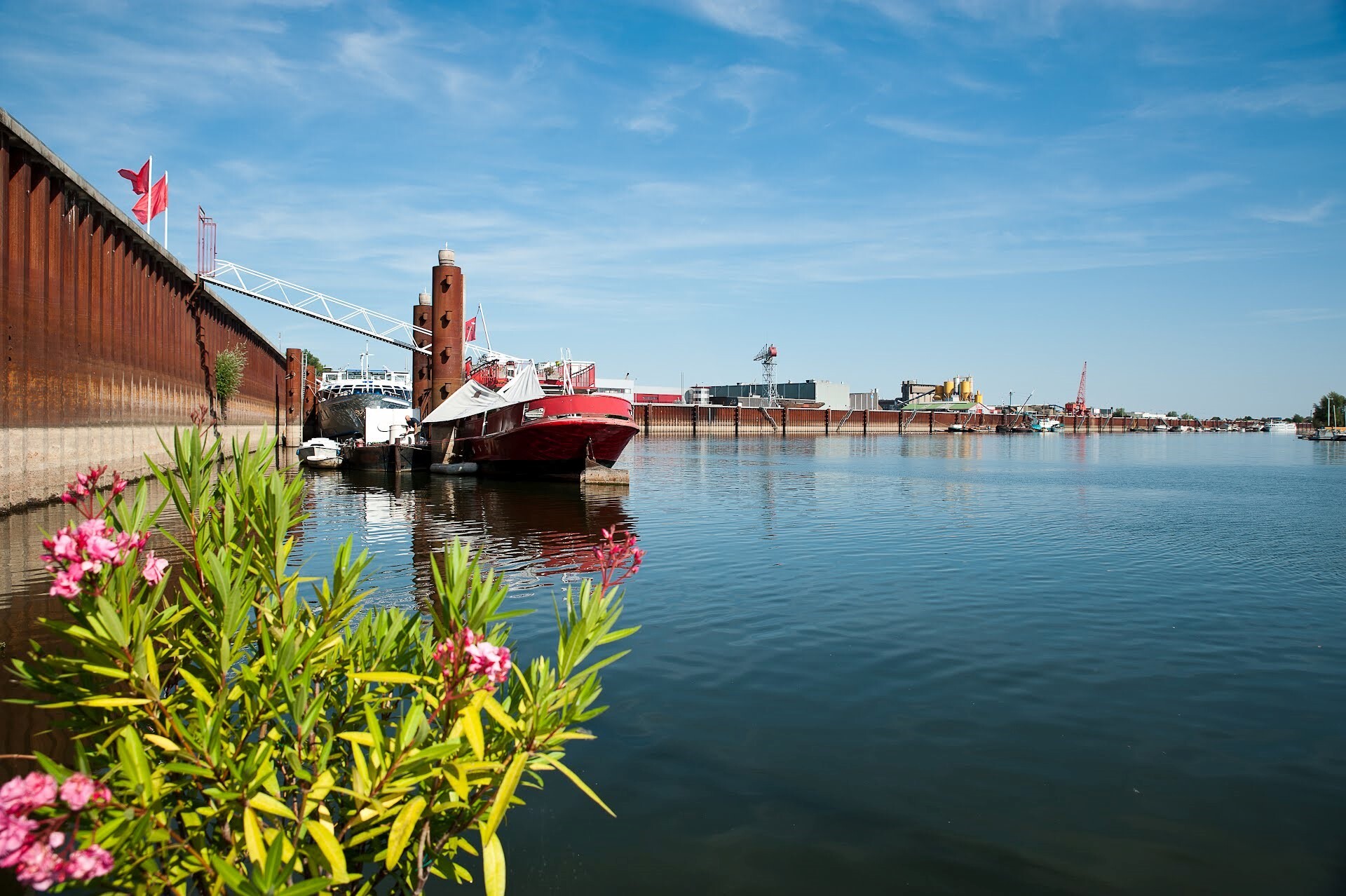 Haven van Arnhem met boot aan de kade